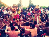 Tari Kecak di Uluwatu Tari Kecak di Uluwatu