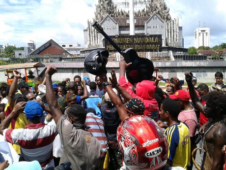 Menari dan Berkoteka, Mahasiswa Papua di Makassar Demo Tolak Pemekaran Menari dan Berkoteka, Mahasiswa Papua di Makassar Demo Tolak Pemekaran
