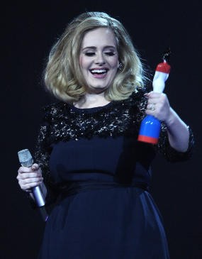 Adele Menang Besar di BRIT Awards 2012 Adele Menang Besar di BRIT Awards 2012