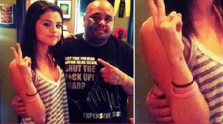 Selena Gomez Bikin Tato Pertama Selena Gomez Bikin Tato Pertama
