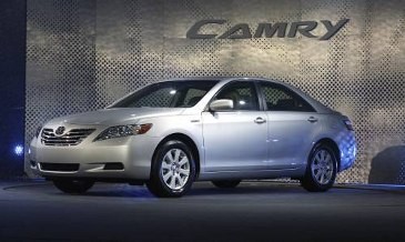 Toyota Camry dan Chevrolet Captiva Ditarik Toyota Camry dan Chevrolet Captiva Ditarik