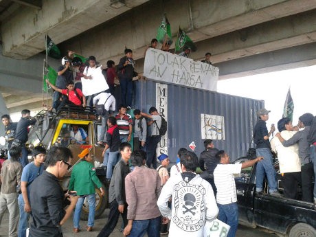 Tolak BBM, Ratusan Massa HMI Makassar Coret Foto SBY Tolak BBM, Ratusan Massa HMI Makassar Coret Foto SBY