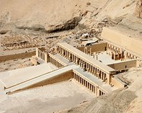 Pintu masuk Valley of the Kings (destination360.com) Pintu masuk Valley of the Kings (destination360.com)