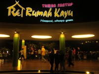 View Lobby restoran Rumah Kayu pada malam hari View Lobby restoran Rumah Kayu pada malam hari