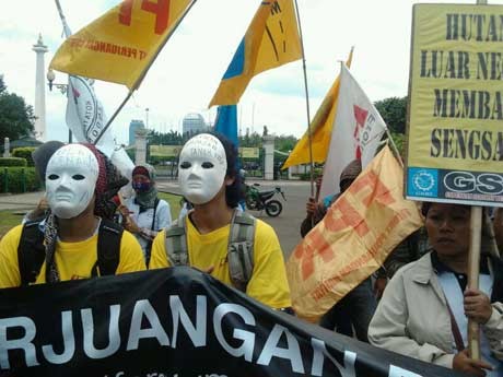 Manusia Bertopeng Demo Tolak Kenaikan BBM di Istana Manusia Bertopeng Demo Tolak Kenaikan BBM di Istana