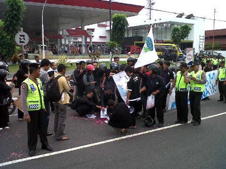 Tolak Kenaikan BBM, Buruh Tangerang Kembali Segel SPBU Tolak Kenaikan BBM, Buruh Tangerang Kembali Segel SPBU