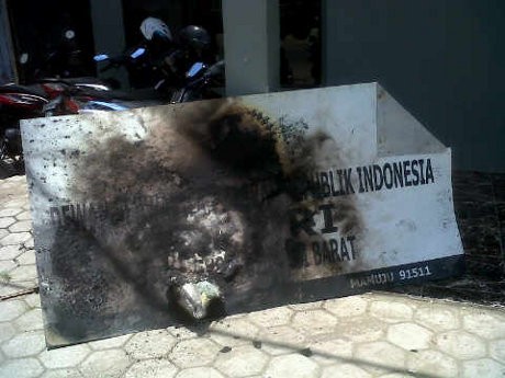 Kantor DPD RI di Mamuju Dirusak Massa Anti Kenaikan BBM Kantor DPD RI di Mamuju Dirusak Massa Anti Kenaikan BBM