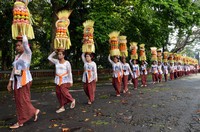 Ibu-ibu peserta Mapeed yang berbaris panjang membawa Gebongan, sesajen khas Bali yang terdiri atas rangkaian buah dan sesajen. Ibu-ibu peserta Mapeed yang berbaris panjang membawa Gebongan, sesajen khas Bali yang terdiri atas rangkaian buah dan sesajen.