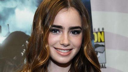 Lebih Terkenal dari Phil Collins, Lily Collins Merasa Aneh Lebih Terkenal dari Phil Collins, Lily Collins Merasa Aneh