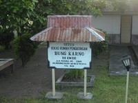 Plang depan rumah (dok. Putri/detikTravel) Plang depan rumah (dok. Putri/detikTravel)
