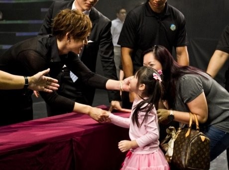 Kim Hyun Joong High Five dengan 3 Ribu Fans di Singapura Kim Hyun Joong High Five dengan 3 Ribu Fans di Singapura