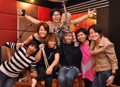Ditinggal Gitaris, SHE Tak Akan Cari Personel Baru Ditinggal Gitaris, SHE Tak Akan Cari Personel Baru