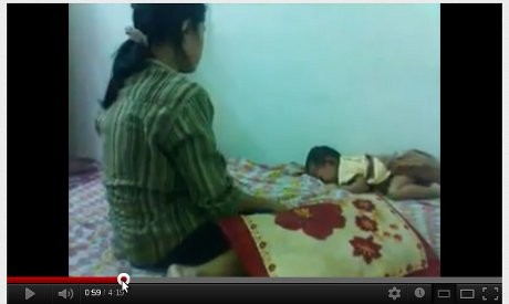 Perempuan Pukul Bayi di Youtube Sudah Dipenjara 18 Bulan di Malaysia Perempuan Pukul Bayi di Youtube Sudah Dipenjara 18 Bulan di Malaysia