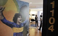 Kamar dengan gambar Diego maradona di pintu masuknya (dailymail.co.uk) Kamar dengan gambar Diego maradona di pintu masuknya (dailymail.co.uk)