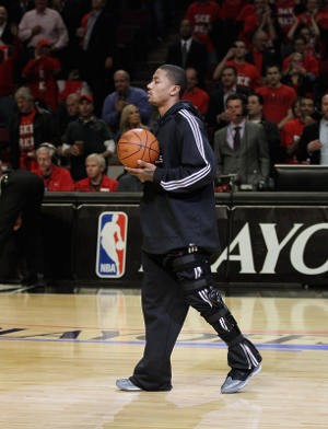 Derrick Rose Bisa Absen Setahun Derrick Rose Bisa Absen Setahun