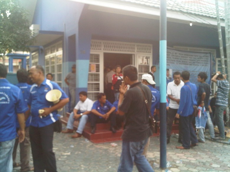 Kantor Partai Demokrat di Pekanbaru Dirusak Kader Sendiri Kantor Partai Demokrat di Pekanbaru Dirusak Kader Sendiri