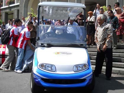 SBY Tes Mobil Listrik Esemar Buatan UGM SBY Tes Mobil Listrik Esemar Buatan UGM