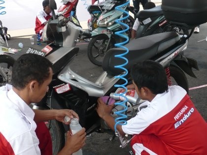 4.000 Motor Lebih Ganti Oli Gratis, Bukukan Rekor MURI 4.000 Motor Lebih Ganti Oli Gratis, Bukukan Rekor MURI