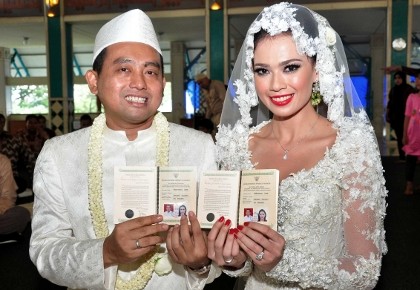 Catherine Wilson dan Suami Umroh sebagai Bulan Madu Catherine Wilson dan Suami Umroh sebagai Bulan Madu