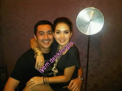 Beredar Foto Mesra Syahrini dengan Pria Bukan Bubu Beredar Foto Mesra Syahrini dengan Pria Bukan Bubu