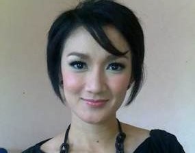 Duh, Mobil Melly \She\ Dilempari Batu Suporter Persib Duh, Mobil Melly \She\ Dilempari Batu Suporter Persib