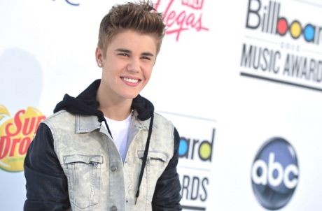 Asik Syuting di London, Justin Bieber Diserbu 300 ABG Asik Syuting di London, Justin Bieber Diserbu 300 ABG