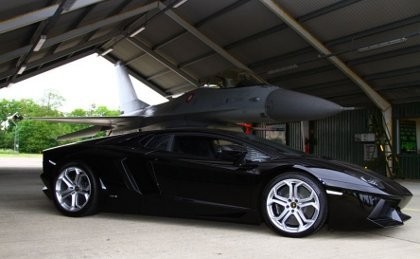 Lamborghini Aventador Vs Pesawat Jet F16, Siapa Menang? Lamborghini Aventador Vs Pesawat Jet F16, Siapa Menang?