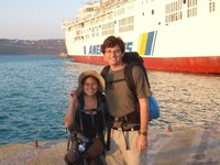 Dina dan Ryan di Chania, Yunani (vagabondquest.com) Dina dan Ryan di Chania, Yunani (vagabondquest.com)