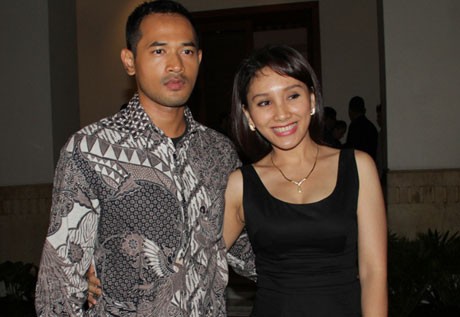 Istri Oka Antara Hamil Anak Ketiga Istri Oka Antara Hamil Anak Ketiga