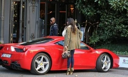 Mario Balotelli Jalan-jalan dengan Ferrari 458 Italia Mario Balotelli Jalan-jalan dengan Ferrari 458 Italia