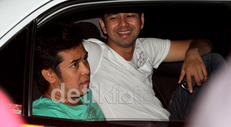 Kaki Dijegal, Olga Syahputra Ancam Santet Raffi Ahmad Kaki Dijegal, Olga Syahputra Ancam Santet Raffi Ahmad
