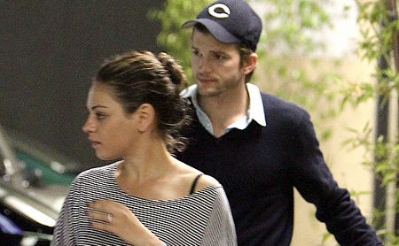 Ashton Kutcher & Mila Kunis Sudah Tinggal Bareng Ashton Kutcher & Mila Kunis Sudah Tinggal Bareng