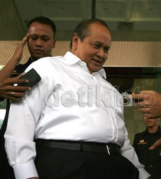 Emir Moeis Akui Berteman dengan Eks Dirut PLN Emir Moeis Akui Berteman dengan Eks Dirut PLN