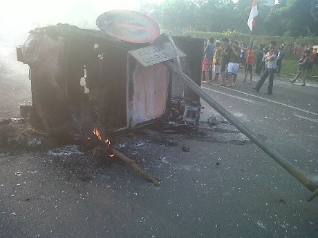 Demo Makin Panas, Mobil Polisi di Tol Jatibening Sempat Hendak Dibakar Demo Makin Panas, Mobil Polisi di Tol Jatibening Sempat Hendak Dibakar