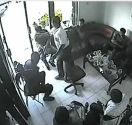 Beredar Video Pemukulan Pengusaha Simulator SIM oleh Anak Buah Irjen Djoko Susilo Beredar Video Pemukulan Pengusaha Simulator SIM oleh Anak Buah Irjen Djoko Susilo