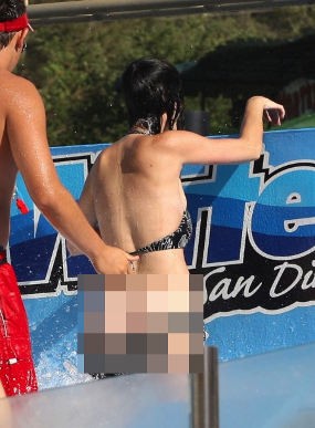 Ups, Bikini Katy Perry Melorot! Ups, Bikini Katy Perry Melorot!