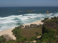 Pesona Pantai Buyutan yang berada di bawah jurang Pesona Pantai Buyutan yang berada di bawah jurang