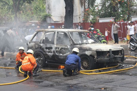 Mobil Range Rover Terbakar di Permata Hijau, Lalin Macet Mobil Range Rover Terbakar di Permata Hijau, Lalin Macet
