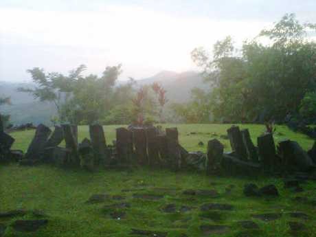 Gunung Padang, \Keajaiban\ dari Situs Berusia 500 Tahun Sebelum Masehi Gunung Padang, \Keajaiban\ dari Situs Berusia 500 Tahun Sebelum Masehi
