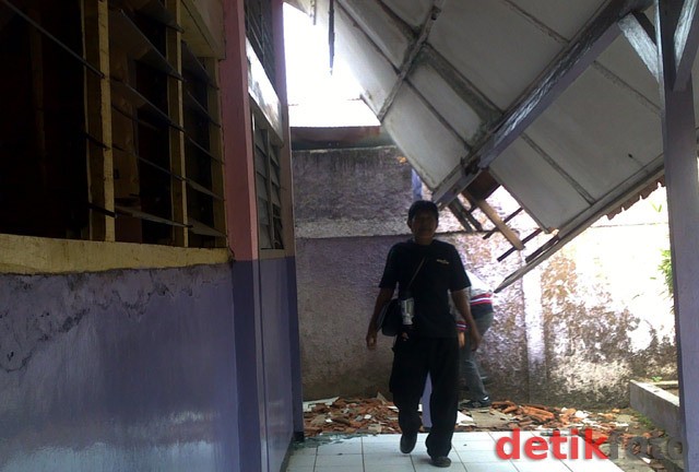 Duh, Anggaran Pendidikan Ratusan Triliun Tapi Ribuan Kelas Sekolah Rusak Duh, Anggaran Pendidikan Ratusan Triliun Tapi Ribuan Kelas Sekolah Rusak