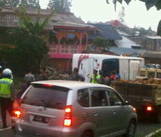 Bus Pariwisata Terguling di Jalur Puncak, 19 Penumpang Luka-luka Bus Pariwisata Terguling di Jalur Puncak, 19 Penumpang Luka-luka
