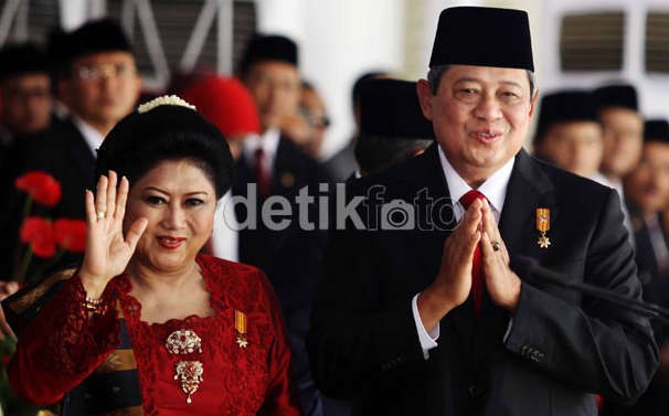 Lagu SBY Awali Upacara Peringatan Hari Kesaktian Pancasila di Lubang Buaya Lagu SBY Awali Upacara Peringatan Hari Kesaktian Pancasila di Lubang Buaya