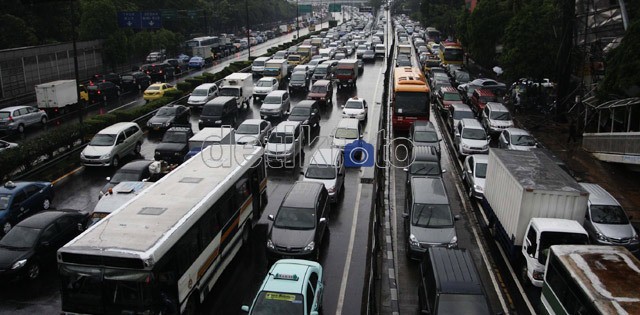 Mobil Sedan Tabrak Pembatas Jalan di Tol Tambun, Lalin Macet Mobil Sedan Tabrak Pembatas Jalan di Tol Tambun, Lalin Macet