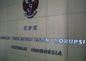 Kasus Hambalang, KPK Periksa Staf Keuangan PD Eva Omfita Selama 12 Jam Kasus Hambalang, KPK Periksa Staf Keuangan PD Eva Omfita Selama 12 Jam