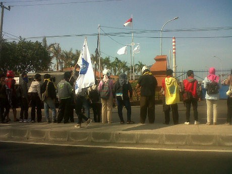 Demo Peresmian PLTU Cirebon, Mahasiswa Sempat Blokir Jalur Pantura Demo Peresmian PLTU Cirebon, Mahasiswa Sempat Blokir Jalur Pantura