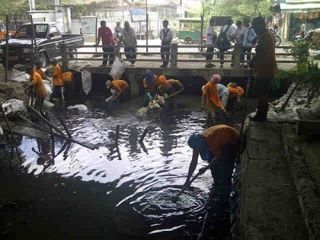 Dinas PU DKI Keruk Sampah di Kali Pademangan Dinas PU DKI Keruk Sampah di Kali Pademangan