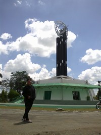 Pose di depan Tugu Khatulistiwa Pose di depan Tugu Khatulistiwa