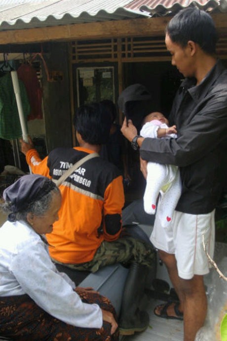 Ratusan Lansia dan Bayi Diungsikan Akibat Banjir di Cilacap Ratusan Lansia dan Bayi Diungsikan Akibat Banjir di Cilacap