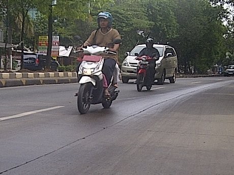 Awas, Jalanan Licin Gara-gara Ceceran Oli Awas, Jalanan Licin Gara-gara Ceceran Oli