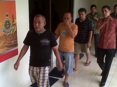 3 Tersangka Korupsi Proyek Simpedes Cilacap Dibekuk Polisi 3 Tersangka Korupsi Proyek Simpedes Cilacap Dibekuk Polisi